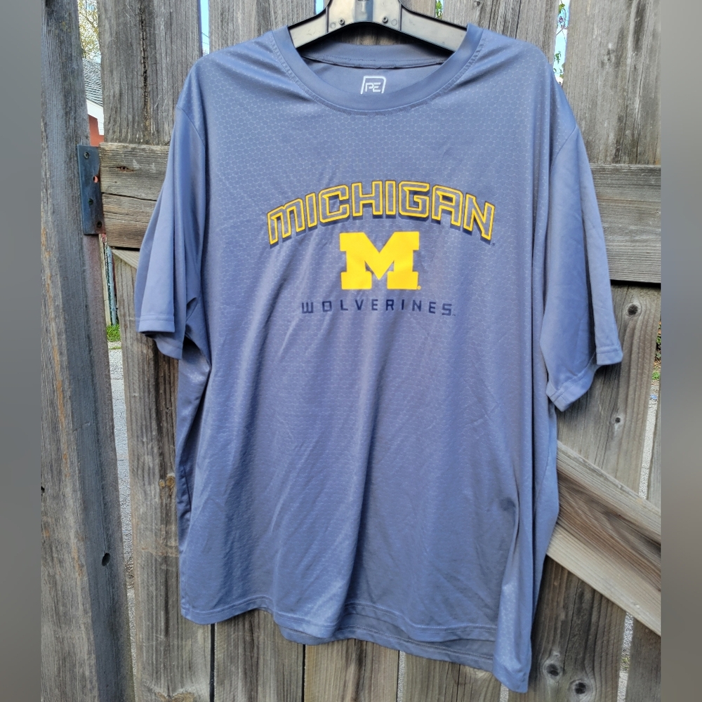 Men's Michigan Wolverines t-shirt dry fit  like material Size 2xl